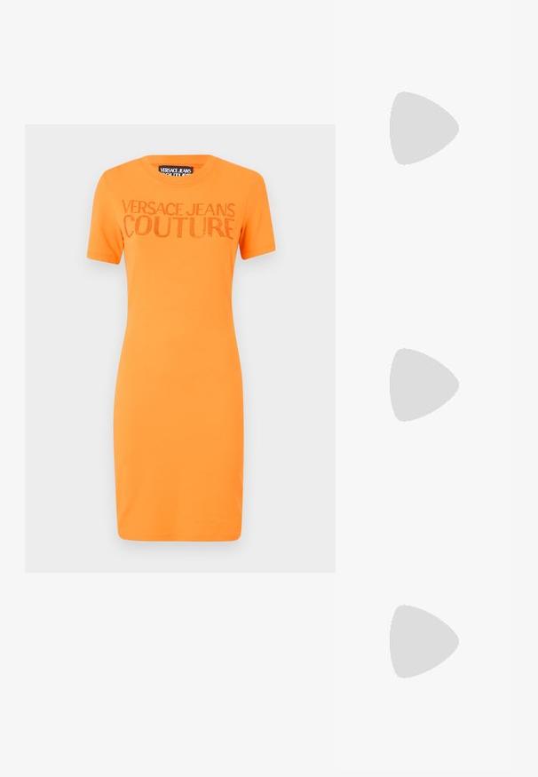 Versace Jeans Couture Obleka iz džersija - tiger; Par dvojih bež in tan čevljev Nike Air s perforiranimi detajli, vezalkami in črnimi podplati, okrašenimi z majhnimi zelenimi madeži.; Črne plastične sončne očala s temnimi lečami. Kvadratna oblika z okvirjem, ki vključuje kovinske dodatke in logotip na zunanji strani templja.; Biserka iz biserov s srebrnim zaponko. Ima okrogle bele bisere in dekorativno središče, okrašeno s kamenčki.