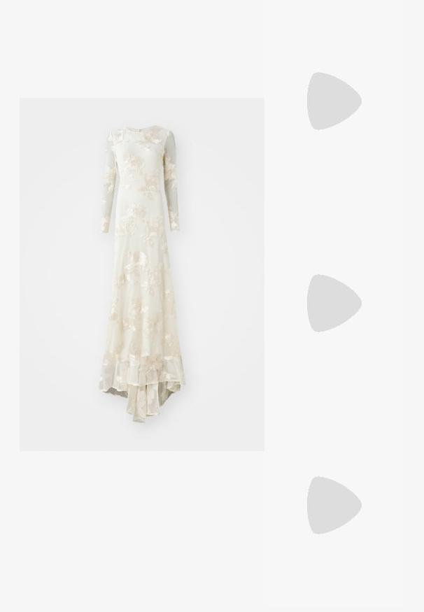 YAS YASFLOREE biały; Czarne lakierowane buty typu slingback z ostrym noskiem, paskami na kostkach z srebrnymi klamrami i elementami metalowymi oraz smukłym obcasem.; Czarna skórzana torebka o zakrzywionym kształcie, z odpinanym paskiem i złotymi akcentami. Torebka posiada klapę z zapięciem w kształcie klamry.; Złote kolczyki w formie obręczy o gładkim, wypolerowanym wykończeniu. Charakteryzują się półkolistym kształtem i bezpiecznym zapięciem na styk.