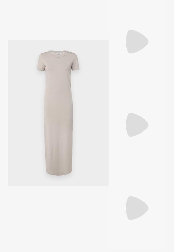 Beige maxiklänning i mjukt, stretchigt material. Har korta ärmar och rund halsringning. Slät textur med en enkel, elegant design.; Svarta lackläder slingback klackar med spetsig tå och geometrisk klack. Har en elegant, minimalistisk design och slät yta.; Svart läderhandväska med en böjd form, avtagbar rem och guldiga detaljer. Väskan har ett lock med en spänndetalj.; Guld-färgad metallarmband med ett mjukt, kurvigt mönster. Har en liten, framträdande silverfärgad accent i ena änden.
