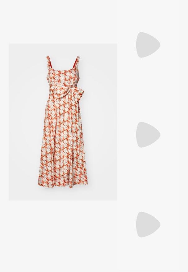 Midi obleka s cvetličnim vzorcem v beli barvi, ki vsebuje rdeče in zelene vzorce palmovih listov, tanke naramnice in pas z obročem za oblikovanje.; Bela usnjena čevlja na visoki peti z ozkim prstom, trakom okoli gležnja in tanko stiletto peto. Gladka tekstura z rahlim sijočim finišem.; Tkanirana bež torba z strukturirano zasnovo, ki ima gladko zgornjo stran in dolgo naramnico. Tekstura podrobnosti izboljšuje celoten videz.; Uhani v obliki cvetov z biserom in z zlatimi poudarki. Vsak cvetni list vsebuje majhne, okrogle bisere razporejene v cvetličnem vzorcu z visečimi bisernimi podrobnostmi.