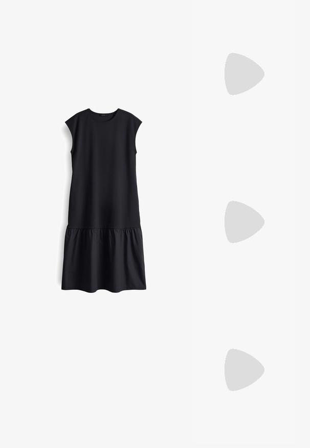 Schwarzes Kleid mit rundem Ausschnitt, kurzen Ärmeln und gestuftem Saum. Hergestellt aus glattem Stoff, mit einer lockeren Silhouette und ohne sichtbare Hardware.; Goldene, metallische Slingback-Absätze mit spitzem Zeh und dicker Ferse. Glatte Textur, minimalistisches Design und ein schmaler Riemen.; Sonnenbrille aus Schildpatt mit ovalen Gläsern, braun getönt, dünnen Bügeln mit strukturiertem Muster, leichtem Kunststoffrahmen.; Schwarze Lederhandtasche mit geschwungener Form, abnehmbarem Tragegurt und goldenen Beschlägen. Die Tasche verfügt über einen Deckel mit einer Schnallen-Details.
