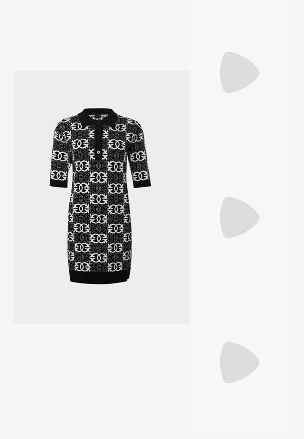 Pletené polo šaty s černo-bílým geometrickým vzorem. Mají krátké rukávy, límeček a tři knoflíky vpředu.; Černá kožená kotníková bota s špičatou špičkou a nízkým podpatkem na světlém jednobarevném pozadí.; Černá kabelka s dvojitými krátkými uchy a odnímatelným ramenním popruhem. Hladký koženkový materiál s uzávěrem na zip a detailem loga.; Stříbrné kruhové náušnice s hladkým, zakřiveným designem. Vyznačují se lesklým kovovým povrchem a zapínáním na patent. Žádné viditelné vzory nebo akcenty.