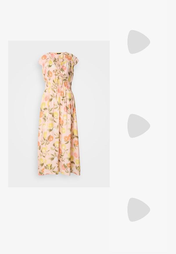 Garu maxi kleita gaiši rozā audumā ar ziedu rakstu, kurā redzami apelsīni un citrusi. Rūpīgi izstrādāts dekoltē, īsas piedurknes un elastīga josta.; Baltas striķu augstpapēžu sandales ar plakanu pirkstu daļu, teksturētu priekšpusi ar saveltiem akcentiem un šauru potītes siksniņu.; Dzeltena plisētā rokas soma, izgatavota no gludas mākslīgās ādas, ar mīkstu formu, vienu plecu siksnu un sakrautu augšdaļu.; Sudraba metāla auskari ar viļņainu, skulpturālu dizainu, kas izceļas ar pulētu apdari un neregulārām formām, uzsverot mūsdienīgu estētiku.