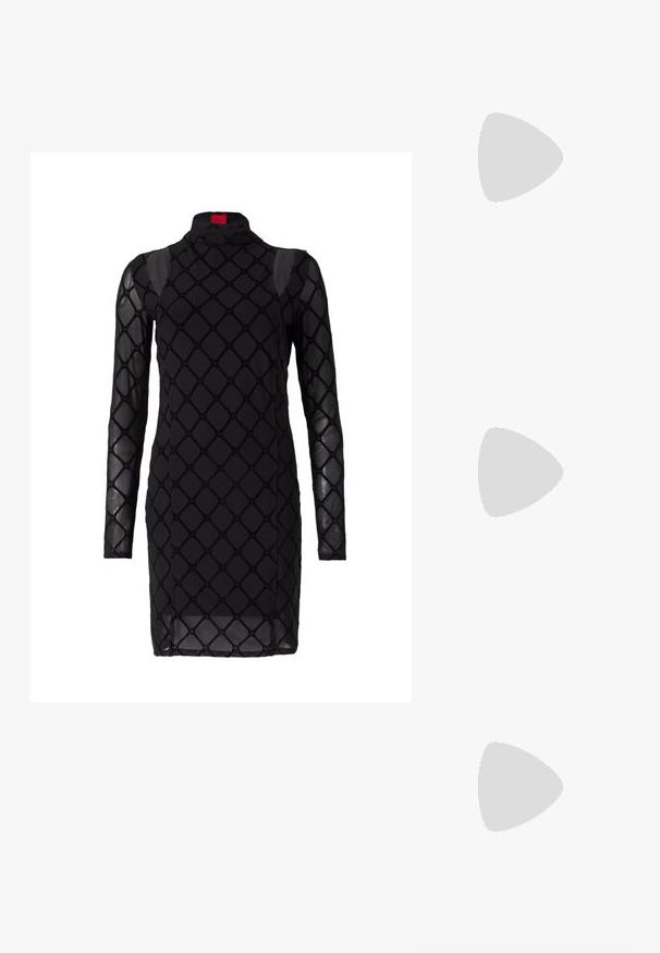 Musta mekko pitkillä hihoilla, jossa on timantin muotoinen kuvio ja läpinäkyvä materiaali. Korkea pääntie ja istuva malli korostavat siluettia.; Mustat korkokengät sandaalit, joissa on ohuet hihnat solmittuna, sileä neliön muotoinen varvasosa ja tyylikäs stiletto-korko.; Vaalea harmaa metallinen käsilaukku, jossa on ketjusanka. Laukku on koristeltu pienillä pyöreillä metallikoruilla ja kolmion muotoisella brändilogolla.; Hopehopeet hopehopeet hopehopeet hopehopeet, jolla on sileä, kiiltävä pinta. Pyöreä muoto, kevyt rakenne, jossa on neulakiinnitys.