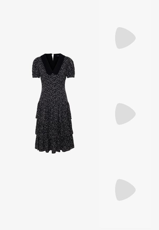 Schwarz gekleidetes Kleid mit weißen Punkten, V-Ausschnitt mit schwarzem Kragen, kurzen Puffärmeln, ausgestelltem Rock mit gestuften Rüschen. Reißverschluss hinten.; Schwarze Lackleder-Slingback-High Heels mit spitzem Schuh und einem geometrischen Blockabsatz. Verfügt über ein schlankes, minimalistisches Design und eine glatte Textur.; Schwarze Leder-Hobo-Tasche mit einer glatten Textur, geschwungener Form und einem einzelnen verstellbaren Tragegurt; verfügt über eine weite Öffnung am oberen Ende.; Goldfarbener Ring mit einem organischen, gedrehten Design, glatter Oberfläche und sich verjüngenden Enden, was ein modernes, skulpturales Erscheinungsbild erzeugt.