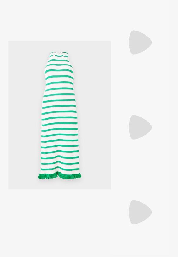 Rochie rayată cu dungi orizontale alternative în verde și alb, realizată dintr-un material ribbed, având o margine franjurată și un design fără mâneci.; Adidași din piele albă, design de tip low-top, cu o textură netedă, vârf rotund, față șiretată și un mic logo brodat pe lateral.; Geantă din piele neagră în formă de jumătate de lună, cu accente din metal auriu, având un închidere cu fermoar. Purtați-o în diagonală peste un pulover gri.; Cercei cu tija aurie, cu un design răsucit. Fiecare cercel are un fundal circular transparent pentru o purtare sigură.