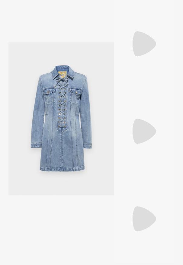 Lyseblå denimkjole med lange ermer, snøring foran, to brystlommer, detaljer i gullmetall og en tettsittende silhuett.; Sorte patent slingback hæl med spids tå, featuring tekstureret slangeskind, justerbar rem og en kort, tekstureret blokhæl.; Svart skinn crossbody veske med to frontlommer, gyldne spenner, glidelåslukking og en slank stropp. Teksturert overflate og kompakt rektangulær form.; Gullfargede øreringer med en rektangulær, klar krystall som henger under en rad av små, runde klare akenter. Elegante, moderne design.