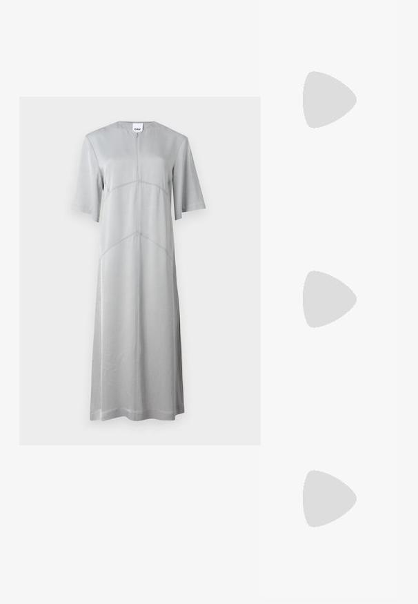 Svetlosivá midi šaty vyrobené z hladkej tkaniny, s krátkymi rukávmi, okrúhlym výstrihom a diagonálnym švom pre štruktúrovaný vzhľad.; Čierne kožené slingback opätky s špicatou špičkou, s úzkym opätkom a zlatým detailom na nastaviteľnom remienku. Hladká textúra.; Čierna kožená kabelka so štruktúrovaným dizajnom, s krátkym tvarom, hornou rúčkou a zlatými prvkami. Súčasťou je nastaviteľný ramenný popruh.; Strieborné kruhové náušnice s hladkým, zakriveným dizajnom. Majú lesklý kovový povrch a zapínanie na kolík. Žiadne viditeľné vzory ani akcenty.