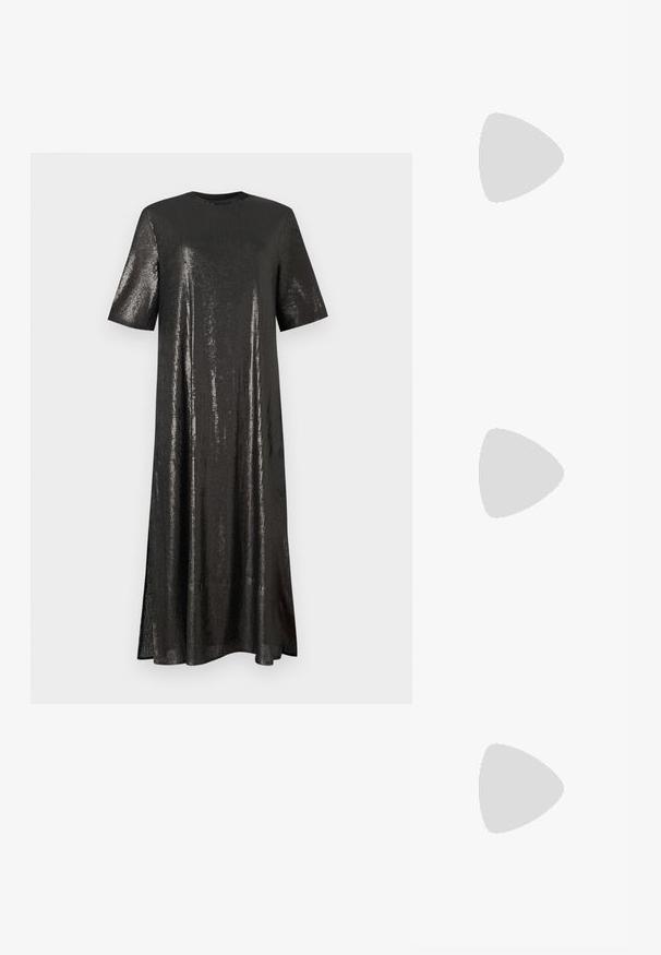 Abito nero con paillettes, maniche corte, collo rotondo e vestibilità ampia. Presenta una lunghezza lunga e leggere spacchi laterali per facilitare i movimenti.; Ballerine in pelle nera, punta affusolata, design minimalista, texture liscia, tacco basso, senza hardware o decorazioni visibili.; Borsa a tracolla nera in pelle con una texture liscia, forma rettangolare e dettaglio in catena metallica sul davanti. Inclusa una tracolla regolabile.; Orecchini a goccia in argento con perno quadrato, caratterizzati da una finitura liscia e lucidata e da una forma a goccia, che riflettono la luce grazie a una superficie lucida.