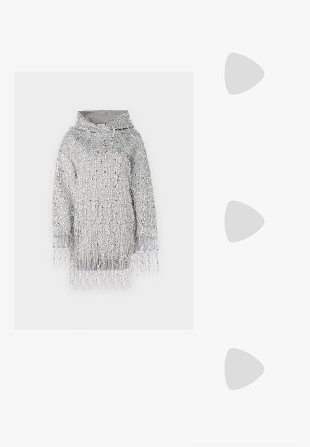 Elisabetta Franchi WOMENS DRESS - Koktailové šaty/večierkové šaty - silver/grigio; Čierne sandále na vysokom podpätku majú tenké remienky s uzlovým dizajnom, hladký štvorcový špičku a elegantný stiletto podpätok.; Svetlošedá metalická kabelka s reťazovým popruhom, ozdobená malými kruhovými kovovými štítkami a trojuholníkovým logom značky.; Strieborné kruhové náušnice s hladkým a lesklým povrchom. Okrúhly tvar, ľahký dizajn, s uzáverom na kolík.