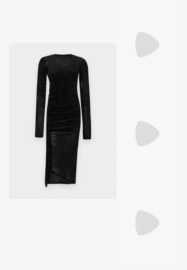 Dolga črna sametasta obleka z dolgemi rokavi, ki ima prilegajočo silhueto, nagubane stranske detajle in razporek na robu. Vsebuje gumbe kot okras na eni strani.; Črne patentne usnjene sandale s koničastim nosom, zankami okoli gležnja s srebrnimi sponkami in opremo ter vitkimi petami.; Zlata metalna torbica z urejenim dizajnom, gladko teksturo in nastavljivim trakom. Ima edinstveno trikotno obliko in minimalistično šivanje.; Zlato obarvani uhani z teksturiranimi, valovitimi oblikami. Vključujejo skulpturalne sponke za ušesa in odprto obliko obročka s kladivastim finišem.