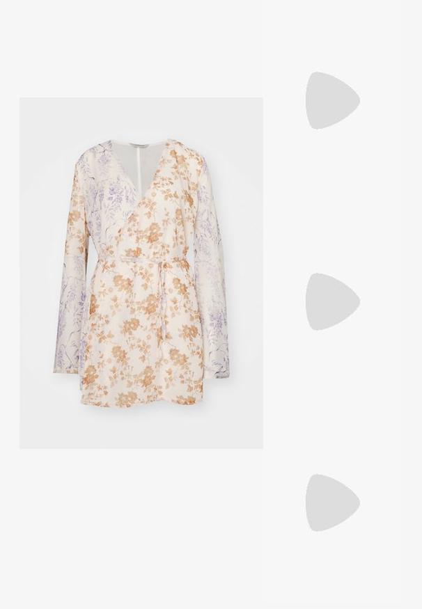Bloemrijke wikkeljurk met lange mouwen, een beige basis met oranje en paarse bloemenpatronen, en een strikceintuur in de taille. Lichtgewicht stof.; Zwarte leren enkelboot met een spitse neus en een chunky vierkante hak. Glad oppervlak met een naadloos ontwerp en minimalistische stiksels.; Crème leren clutch met een geplooide design, voorzien van een ritssluiting en een afneembare verstelbare schouderband. Soepele textuur, minimale hardware.; Zilverkleurige hoepeloorbellen met een glad, gebogen ontwerp en een gestructureerd oppervlak, met een stud voor bevestiging.