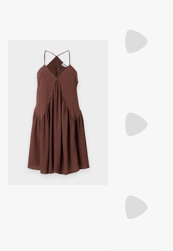 Bruine mouwloze jurk met een diepe V-hals, geplooid ontwerp en decoratieve gouden oogdetails langs de naden. Lichtgewicht stof.; Bruine leren cowboylaarzen met een spitse neus en blokhak, voorzien van gedetailleerde stiksels en verhoogde accenten op de schacht.; Cat-eye zonnebril met een zwart en oranje schildpadframe, bruine lenzen en slanke, puntige uiteinden. Bevat een minimalistisch logo op de poot.; Zilveren creolen met een gedraaide ontwerp, voorzien van een gepolijste afwerking en een post-back sluiting. Meet ongeveer 3 cm in diameter.