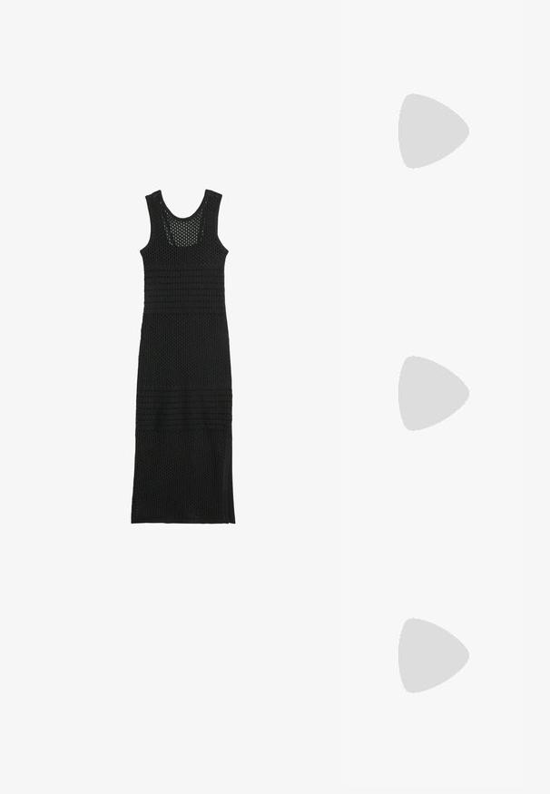 Schwarzes gehäkeltes Maxikleid mit runder Ausschnittlinie, das offene Strickabschnitte und horizontale Bänder aufweist. Knielang mit seitlichen Schlitzen.; Schwarze Leder-Slidesandalen mit offener Zehenpartie, flacher Sohle und einem dekorativen goldenen Akzent auf dem Obermaterial. Glatte Textur mit minimalistischem Design.; Schwarze gesteppte Ledertasche mit einem gerafften oberen Teil, goldfarbener Kettenriemen und rechteckiger Form, vor einem schlichten Hintergrund gehalten.; Goldene Kettenhalskette mit einem zentralen quadratischen, klaren Edelsteinanhänger und einer verstellbaren Kette. Strukturiert links mit einem Karabinerverschluss.