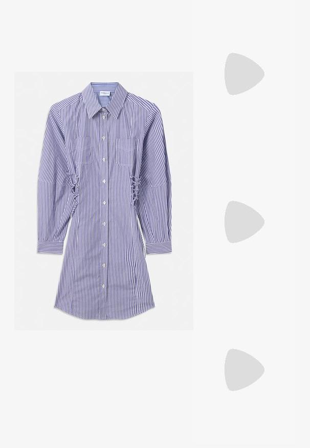 Pikkade varrukatega sinine ja valge vertikaalsete triipudega pluusikleidi särk, mis on varustatud nööpide ette valamisega, rinna taskutega ja kokku kogutud külje detailidega.; Must must nahk slingback kingad terava varbaga, väikese kontsaga ja dekoratiivse pandlaga ülaosas. Sile tekstuur, minimalistlik disain.; Must küllastamata nahast õlakott, millel on kaks esist nähtavat taskut, kuldsed pandlad, tõmblukuga sulgemine ja peen rihm. Tekstuuriga pind ja kompaktne ristkülikukujuline kuju.; Eba paar eba ebaorditud ovaalkujulisi kuldehhe kaal setertu, kerge keersuju  pinnaga valgel taustal.