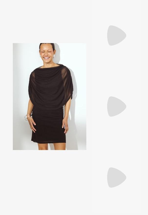 Vestido negro con tela drapeada y sheer, y detalle fruncido. Largo corto, silueta ajustada. La modelo lleva una pulsera de manilla transparente.; Zapatos burgundy de punta afilada y punta abierta con textura de cocodrilo, tacón bajo y un detalle de hebilla dorada en la correa. Forro interior suave.; Clutch de imitación cuero texturizado burdeos con correa de cadena dorada y un cierre de metal. Forma rectangular, acabado suave, detalle mínimo.; Pulsera de tono dorado con un diseño flexible que presenta múltiples piedras de zirconia cúbica transparente dispuestas en un patrón enlazado, finalizada con un cierre de gancho.