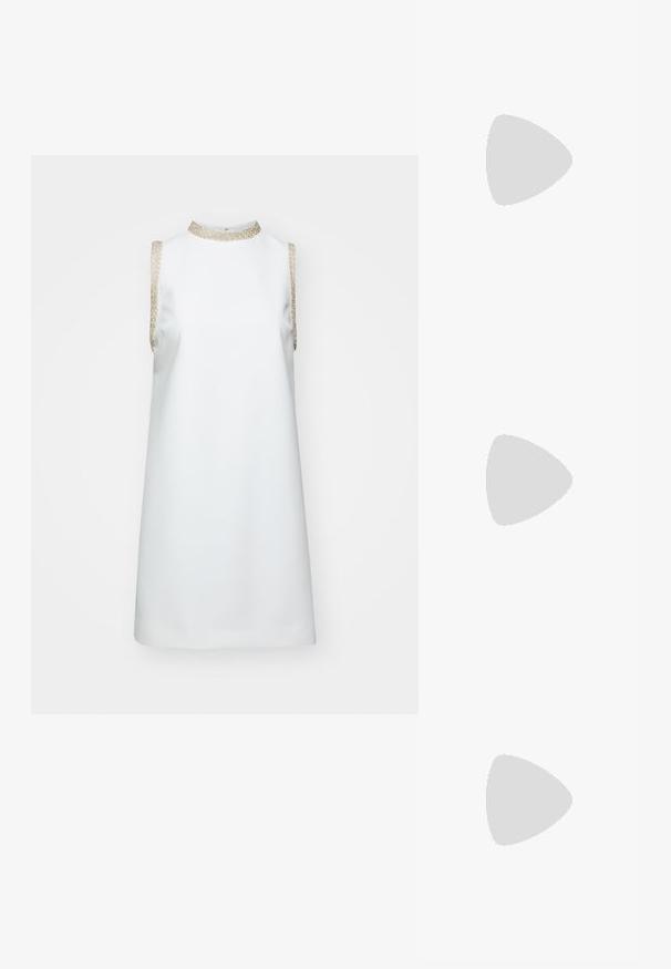 Weißes ärmelloses Kleid mit hohem Ausschnitt und metallischen goldenen Akzenten an den Schultern, glatter Textur und A-Linie.; Schwarze Lack-Slingback-Pumps mit spitzem Zehenbereich, versehen mit strukturiertem Schlangenprint, verstellbarem Riemen und einem kurzen, strukturierten Blockabsatz.; Schwarze Leder-Umhängetasche mit zwei vorderen Taschen, goldenen Schnallen, Reißverschluss und einem schmalen Tragegurt. Texturierte Oberfläche und kompakte rechteckige Form.; Goldfarbene Metall-Hoops mit einer geschwungenen, länglichen Form. Sie verfügen über eine glatte, glänzende Oberfläche und eine abgerundete Spitze für zusätzliche Details.