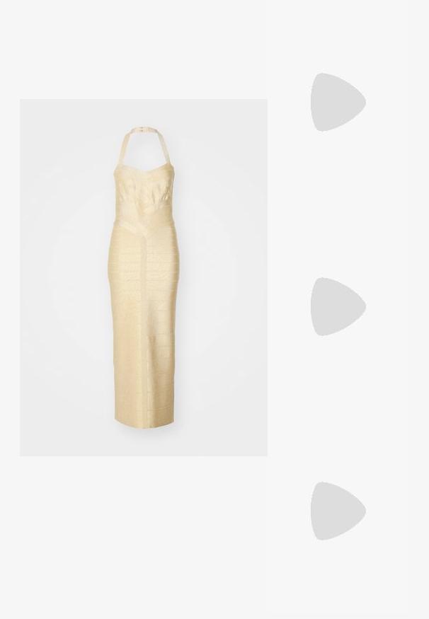 Halterneck-Abendkleid aus strukturiertem goldfarbendem Stoff, mit einer figurbetonten Silhouette, einer definierten Taillennaht und einem vertikalen Streifenmuster.; Schwarze Lack-Slingback-Pumps mit spitzem Zehenbereich, versehen mit strukturiertem Schlangenprint, verstellbarem Riemen und einem kurzen, strukturierten Blockabsatz.; Schwarze Leder-Umhängetasche mit zwei vorderen Taschen, goldenen Schnallen, Reißverschluss und einem schmalen Tragegurt. Texturierte Oberfläche und kompakte rechteckige Form.; Goldfarbene Metall-Hoops mit einer geschwungenen, länglichen Form. Sie verfügen über eine glatte, glänzende Oberfläche und eine abgerundete Spitze für zusätzliche Details.