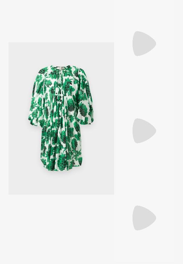 Rochie florală verde cu mâneci bufante, având un decolteu strâns și un material texturat, decorată cu frunze verzi întunecate și deschise pe un fundal alb.; NEOUS IRENA - Pantofi clasici cu toc - black; Geantă de mână din piele neagră, cu o formă rectangulară structurată. Are un capac oval auriu și o curea subțire pentru umăr. Textură netedă.; Cercei din aur cu un design neted și rotunjit, având un finisaj lustruit. Cerceii au o formă compactă și chunky și un închizător fără sudură.