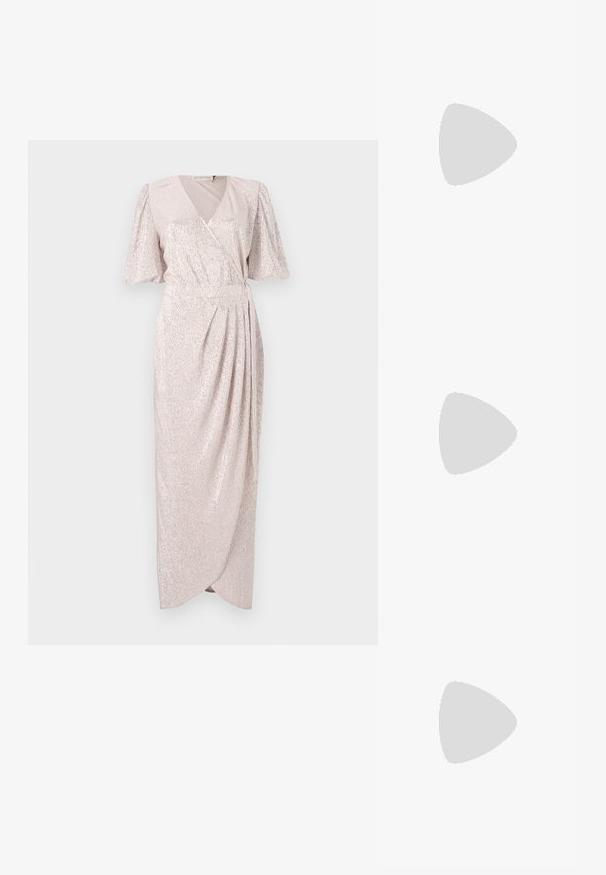 Lichtroze, vloerlange wikkeljurk met korte, flapmouwen; heeft een gestructureerde, glinsterende stof met een gathered taille en gedrapeerde rok.; Zwart patent slingback hak met een spitse neus, voorzien van een gestructureerde slangenprint, verstelbare band en een korte, gestructureerde blokhak.; Zwarte leren schoudertas met twee vo pockets, gouden gespen, ritsluiting en een smalle band. Tekstuur oppervlak en compacte rechthoekige vorm.; Gouden metalen oorbellen in de vorm van een gebogen, verlengde hoop. Kenmerkend zijn het gladde, glanzende oppervlak en de afgeronde punt voor extra detail.