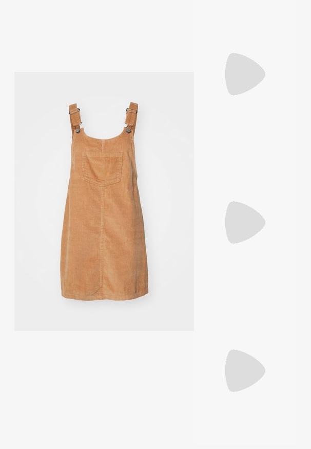 Teddy-overall jurk in lichtbruin, met verstelbare banden, een voorzak, verticale ribbeltextuur en een recht gesneden silhouet.; Tan leren enkellaars met een bruine verhoogde kraag, metalen oogjes en een gestructureerde, duurzame zool. Bevat een logo nabij de hak.; Zonnebril met een slank, zilveren metalen frame, grijs getinte lenzen en een aerodynamisch ontwerp met puntige randen en dunne pootjes.; Zilveren creolen met een gepolijste afwerking, uitgerust met een cirkelontwerp en naadloze scharnieren, die een gladde textuur tentoonstellen.