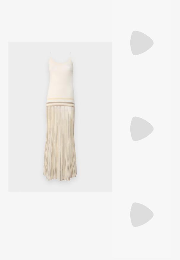 Faithfull the brand CITARA MAXI  - Maksimekko - white; Stuart Weitzman NUDIST II - Korolliset sandaalit - black; Stuart Weitzman STUART - Käsilaukku - black; Korvakorut kultasävytteistä metallista, joissa on kaareva, pitkänomainen muoto. Ominaisuuksiin kuuluu sileä, kiiltävä pinta ja pyöreä kärki lisäyksinä.