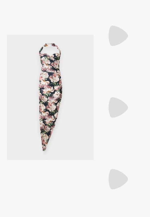 Bloemen halterjurk met een getailleerde bovenkant en taps toelopende rok, met een zwarte achtergrond en roze pioenroospatronen. Katoenmengsel stof.; Lange mouwen shirt in lichtgrijs en wit, met verticale strepen, een kraag en knopenmanchetten. Gemaakt van een ge Textureerd, lichtgewicht stof.; Zwarte hakken mules met een brede, open teen en een gebogen bovenkant. Gemaakt van textuurstof, met een slanke hak en een gladde zool.; Hobo-stijl handtas in marineblauwe stof met een ruitpatroon, voorzien van een logo-plaatje en een soepele schouderriem. Gestructureerd oppervlak.