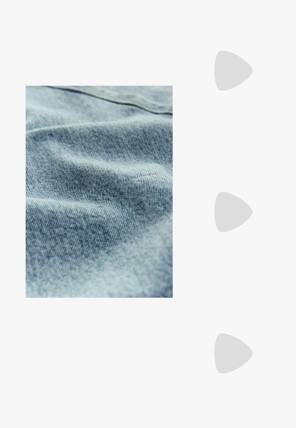 Lyseblå denimstof med en subtil tekstur og synligt vævemønster, der viser let variation i farve og blødhed.; Hvide slingback hæle med spids tå, der har en glat overdel, subtile udskæringer og en lav blokhæl. Den sorte sål fremhæver designet.; Sorte rektangulære solbriller med en glat plastikramme og mørke glas. "QUAY" logo på siden i hvid. Minimalistisk design.; Lys grå lædertaske med en buet form, guldhardware, en lås foran og syede detaljer. Justerbar skulderrem inkluderet.