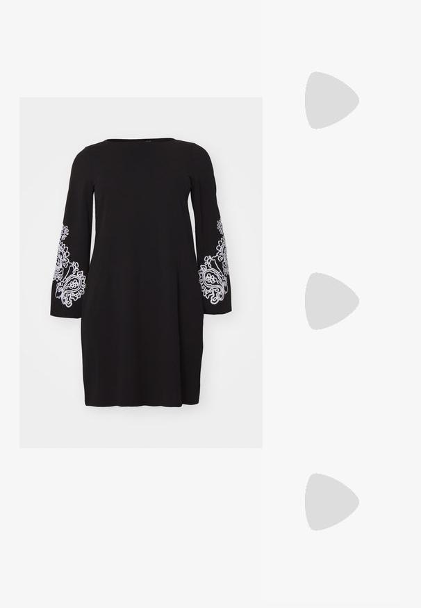 Vero Moda Curve VMCGIRA SHORT DRESS  - Jerseyklänning - black/white; Svarta platta sandaler med tunna justerbara remmar, rektangulärt tårpost och en texturerad matt yta. Har en låg, något fyrkantig klack.; Korallfärgad tote-väska med en texturerad, samlad design. Tillverkad av mjukt tyg, med två robusta handtag och ett rymligt inre.; Silverhoopsörhängen med en slät, glansig finish, en minimalistisk design och säker stängning upptill.