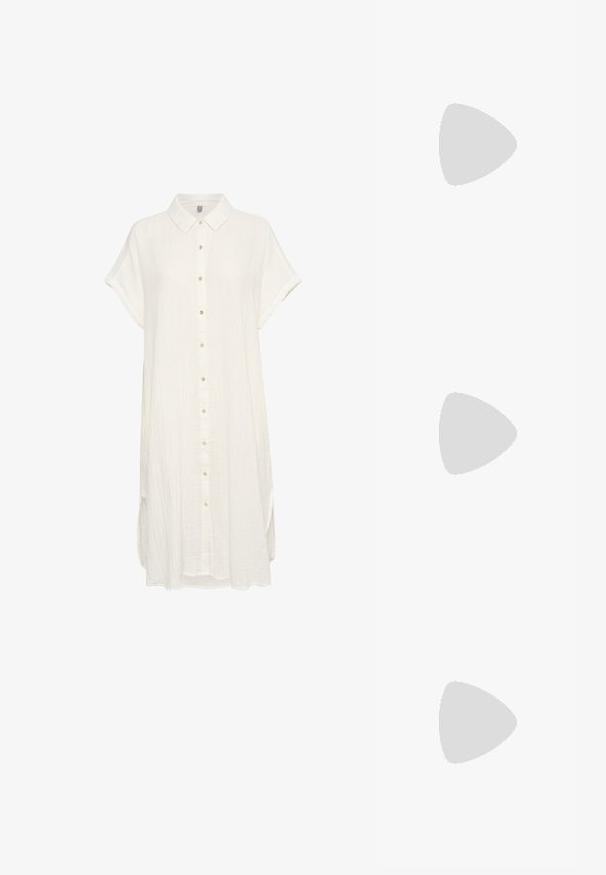 Abito camicia bianco a maniche corte realizzato in tessuto morbido e testurizzato. Presenta una chiusura con bottoni sul davanti e un colletto classico, con una vestibilità rilassata e fessure laterali.; Scarpa slingback in vernice nera con punta affusolata, cinturini alla caviglia con fibbie in argento e accessori, e tacco sottile.; Borsa a mano metallica dorata con un design strutturato, superficie liscia e tracolla regolabile. Presenta una forma triangolare unica e cuciture minimaliste.; Orecchini in tono oro caratterizzati da forme ondulate eTexture. Comprendono chiusure clip-on scultoree e un design a cerchio aperto con finitura martellata.