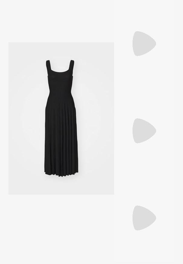 Fekete pliszírozott maxi ruha, testhez álló felsőrésszel, széles pántokkal és lebegő szoknyával, puha, rugalmas anyagból készült.; Fekete bőr csúsztatós szandál, nyitott orral, lapos talppal és dekoratív arany díszítéssel a felsőrészen. Elegáns, sima textúrájú, minimális design.; Fekete steppelt bőr kézitáska gyűrt toppal, arany lánc vállpánttal és téglalap alakú formával, egyszerű háttér előtt tartva.; Arany láncos nyaklánc egyetlen gyémánt medállal, finom kialakítással és textúrázott lánccal, állítható hosszúsággal, amely a fényben csillog.