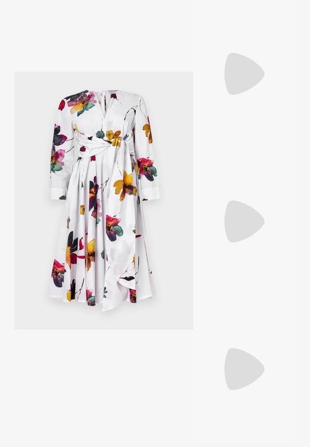Valkoinen mekko pitkillä hihoilla, kukkakuvio violetilla, keltaisella ja punaisella. Sisältää solmitun vyötäröyksityiskohdan ja liehuvan hameen.; Valkoinen lyhythihainen t-paita, joka on valmistettu ribbytedusta kankaasta. Pyöreä pääntiie, normaali istuvuus ja hienovaraiset ompeluyksityiskohdat. Ei kuvioita tai grafiikkaa.; Musta nahkainen ballerina, jossa on pyöristetty kärki, sileä pinta, minimaalinen ommelkoristelu ja joustava pohjamuotoilu.; Ruskea nahkainen käsilaukku, jossa on läppäkiinnitys, kultasävyiset yksityiskohdat, olkahihna ja sileä pinta. Kompaktin suorakaiteen muotoinen.