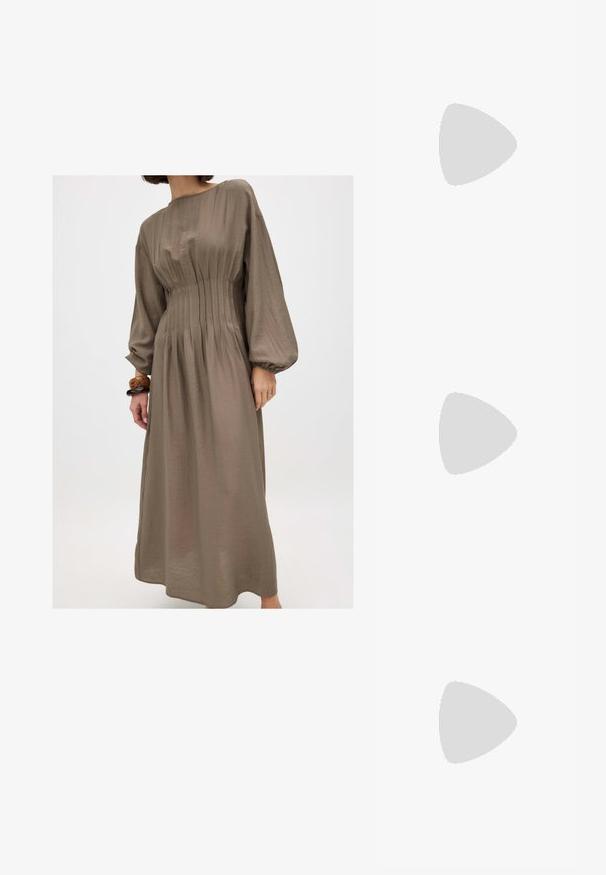 NA-KD LONG SLEEVE PLEATED - Maxikjoler - brown; Spids tå slingback hæl i et glat, blankt tan materiale. Har et buet udskæring design og en slank stiletto hæl. Sølv spænde detalje.; Guldmetal briller med ovale linser, slanke arme og klare næsepuder. Har subtile hængsel accenter og gennemsigtige linser.; Beige læder crossover taske med en sløjfe detalje, guldbeslag og en enkelt justerbar skulderrem, båret over en grøn quiltet jakke.