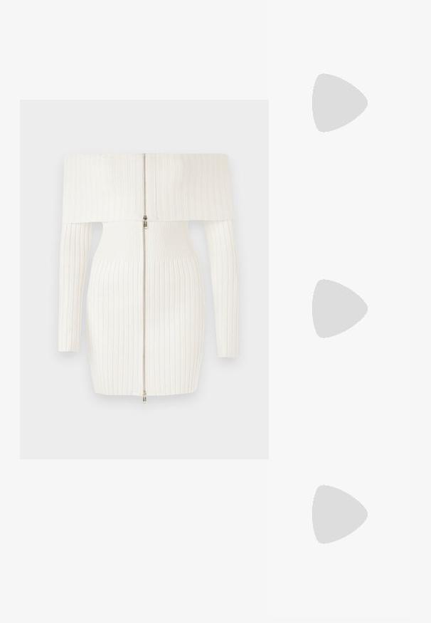 Vestido branco canelado off-the-shoulder com mangas longas, apresentando um fecho de zipper frontal e uma silhueta ajustada. Tecido macio e elástico.; Botim de tornozelo em pele sintética preta com bico apontado e salto bloco de altura média. Textura suave e design minimalista.; Bolsa preta com forma estruturada, textura suave e um fecho metálico. Combinada com calças largas pretas e sandálias de salto aberto sobre um chão de madeira.; Jaqueta de couro metálica prateada com colarinho de peles, apresentando um fecho em zip e uma superfície texturizada. Brincos grandes em forma de gota com pedras preciosas transparentes.