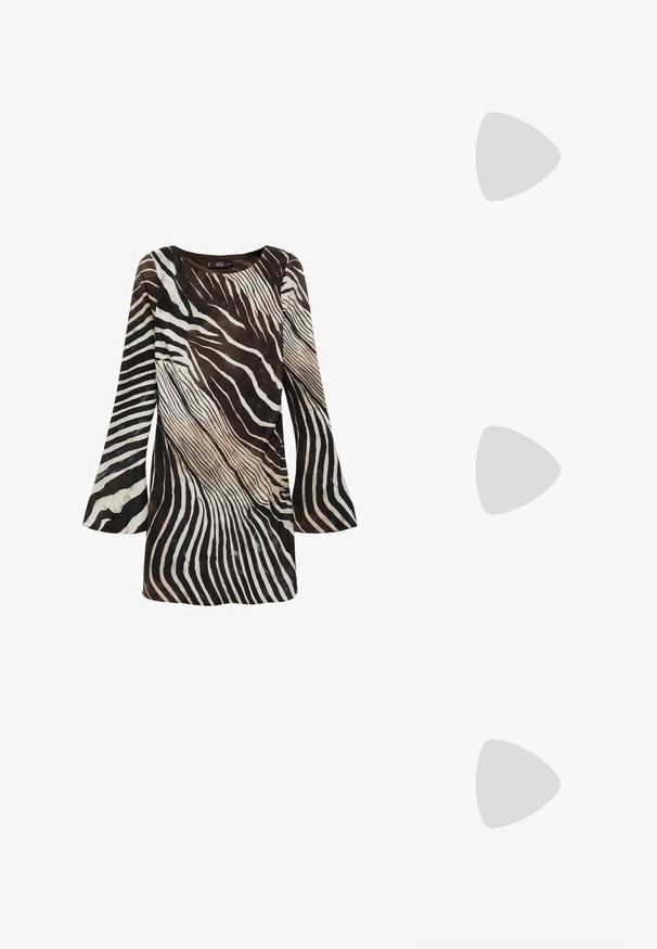 Långärmad klänning i brun och kräm med ett zebramönster. Mjukt tyg, utställda ärmar och rund halsringning.; Svart läderstövel till mitten av vaden med spetsig tå och klack i blockform, mot en enkel ljus bakgrund.; Sköldpaddsmönstrade solglasögon med en rund, kraftig ram och bruna linser. Har subtila mönster och raka, avsmalnande skalmar.; Brun mockaläders toteväska med två långa remmar, dragsko-stängning och minimalistisk design. Slät textur och inga synliga metallaccenter.