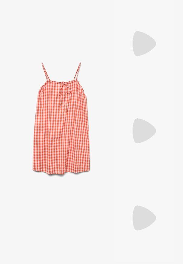 Vero Moda - Sukienka letnia; Czarne lakierowane skórzane buty na obcasie typu stiletto z szpiczastym noskiem, z cienkim paskiem i złotą klamrą na białym tle.; Złota metaliczna torebka o strukturalnym designie, gładkiej powierzchni i regulowanym pasku. Charakteryzuje się unikalnym trójkątnym kształtem i minimalistycznym przeszyciem.; Złote kolczyki w odcieniu, prezentujące teksturowane, faliste kształty. Zawierają rzeźbiarskie klipsy i otwarty projekt kółek z młotkowanym wykończeniem.