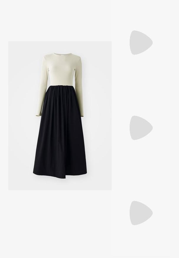YAS YASMIRA  LONG DRESS - Velika haljina - birch/black; Crna lakirana slingback cipela s izduženim vrhom, remenčićima oko gležnja s srebrnim kopčama i dijelovima, te vitkim potplatom.; Crna kožna torba s lukovitim oblikom, odvojivim remenom i zlatnim detaljima. Torba ima preklop s kopčom.; Naušnice zlatne boje s teksturiranim, valovitim oblicima. Uključuju skulpturalne kopče i dizajn otvorene kružnice s kovanom završnom obradom.