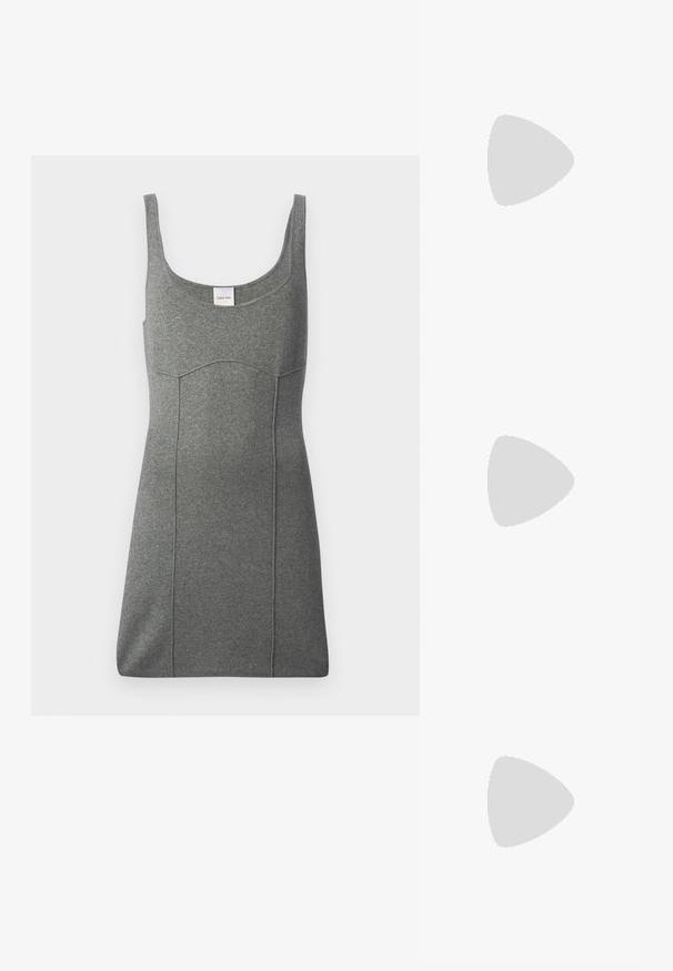 Pilkas be rankovių suknelė, pagaminta iš džersio audinio, su apvaliomis iškirptėmis, prigludusia forma ir subtiliais siūlių akcentais. Etiketė matoma ties iškirpte.; Balta medvilnė marškinėliai trumpomis rankovėmis, apvaliu iškirpimu ir subtiliu iškilniu Calvin Klein logotipu priekyje. Lygi tekstūra, klasikinis pjūvis.; Juodos odinės aukštakulnės šlepetės su plonu, kreiviu kulnu ir kryžminiu dirželio dizainu. Reguliuojamas kulkšnies dirželis. Lygus paviršius.; Juodas odinis pečių krepšys su lygiu paviršiumi, kreiviu siluetu ir auksinės spalvos detalėmis. Pagrindinėje dalyje yra išgraviruotas prekės ženklo logo.