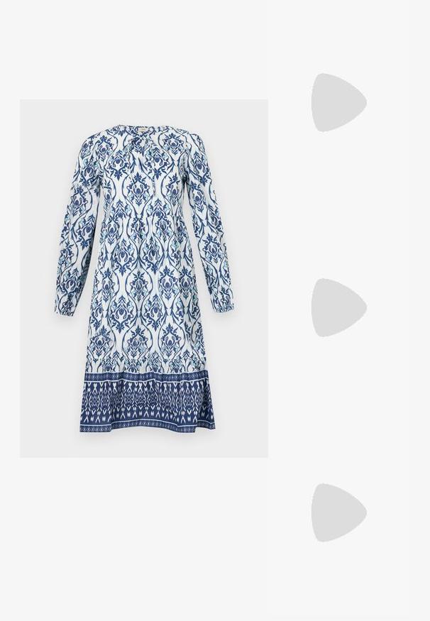 Rochie cu mânecă lungă, având o bază albă cu modele florale albastre și verzi. Bustul este gathered, iar tivul este într-un model contrastant.; Pantof cu toc înalt și vârf ascuțit, cu o schemă de culori argintii, aurii și nude. Finisaj lucios cu un design decupat, având un toc stiletto.; Pouch bag metalizat argintiu, cu o formă moale și rotunjită și un închidere de tip nod la partea de sus. Fabricat dintr-un material sintetic din piele netedă.; Cercei din argint cu un design torsadat, având un finisaj lucios și închidere cu tijă. Au un diametru de aproximativ 3 cm.