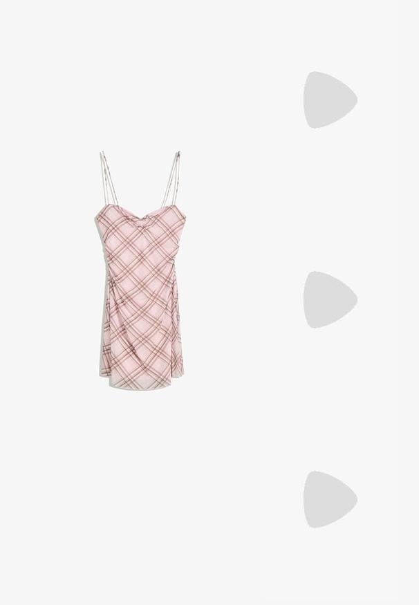 Rochie cu carouri roz, cu bretele subțiri, având un corset gathered, un ușor drapaj pe fustă și o textură netedă a materialului.; Top alb fără mâneci, cu decolteu rotund. Fabricat dintr-un material neted, prezintă o croială lejeră și un design minimalist. Fără modele sau accente.; Sandale albe cu toc înalt și gros, cu un design cu curele și legătură la gleznă. Textură netedă, cu o platformă frontală pentru înălțime suplimentară.; Geantă bej din material moale, cu un design lejer, detalii cusute și două bretele pentru umăr. Potrivită pentru utilizarea zilnică.