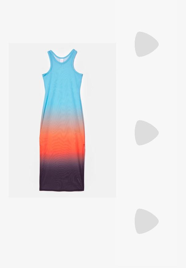 Tankklänning i gradientfärger: ljusblå längst upp, övergår till orange och mörk lila längst ner. Tillverkad av ett mjukt, lätt material.; Bruna lackläders slingback-klackar med spetsig tå, en tunn klack och justerbar rem med ett litet spänne.; Svart läderhandväska med en böjd form, avtagbar rem och guldiga detaljer. Väskan har ett lock med en spänndetalj.; Örhängen i guldton med texturerade, vågiga former. Inkluderar skulpturala clip-on-stift och öppen hoop-design med hamrad finish.