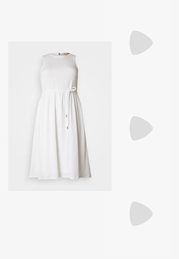 Abito bianco senza maniche con un tessuto texture, un colletto rotondo liscio e una cintura regolabile in vita con dettagli metallici.; Slingback con tacco in vernice nera con punta affusolata, caratterizzato da una stampa a serpente testurizzata, cinturino regolabile e un tacco corto e testurizzato.; Borsa a tracolla nera in pelle con due tasche frontali, fibbie dorate, chiusura con zip e una tracolla sottile. Superficie texturizzata e forma rettangolare compatta.; Orecchini a cerchio in metallo color oro con forma curva ed allungata. Presentano una superficie liscia e lucida e una punta arrotondata per un tocco di dettaglio in più.
