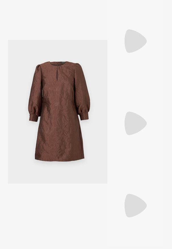 Pruun broderdatud kleit puffi varrukatega, võtmeaugu dekoltee ja lõdva istuvusega. Omab tekstuurset lillemustrit ja kogutud mansetid.; Mustad musta värvi kontsandaalid on varustatud peente rihmadega, millel on sõlmekujundus, siledad ruudukujulised varbad ja stiilne stilettokonts.; Helehall metallik handbags, millel on kett, kaunistatud väikeste ümmarguste metallist õmblustega ja kolmnurkse brändi logoga.; Hõbedased metallkõrvarõngad sujuva pisarakuju ja poleeritud viimistlusega. Diskreetne graveering lisab detaile. Minimalistlik disain.