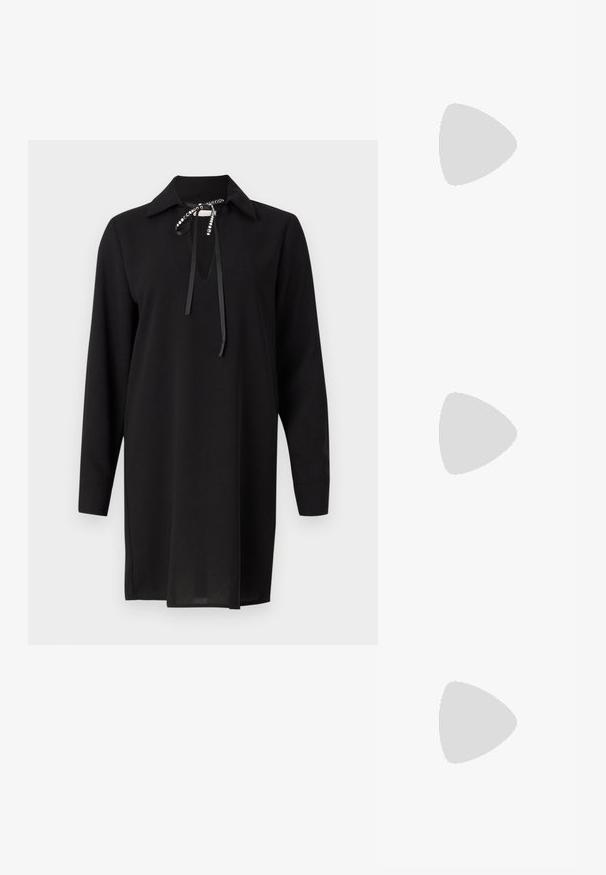 Robe noire à manches longues avec un col, présentant un décolleté en trou de serrure et un accent de nœud en ruban. Tissu lisse avec une coupe droite et des fentes sur les côtés.; Des sandales noires à talons hauts avec des fines lanières au design noué, un bout carré lisse et un talon aiguille élégant.; Sac à main en métal gris clair avec une bandoulière en chaîne, orné de petits clous métalliques ronds et d'un logo de marque triangulaire.; Boucles d'oreilles en argent avec une finition lisse et brillante. Forme arrondie, conception légère, avec un fermoir à tige.