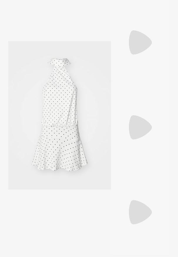 Balti halterio suknelė su juodais taškeliais, platėjanti sijonas ir susirinkusi talija. Minkšta medžiaga su lygiu tekstūra. Susiriša ant kaklo.; Juodi šlepetės su kvadratiniu pirštu ir žemu bloku kulnu. Yra keli ploni dirželiai ir reguliuojamas kulkšnies diržas. Pagaminti iš lygios odos.; Juodas odinis per petį nešiojamas krepšys turi lygų paviršių, stačiakampio formą ir metalinę grandinėlę priekyje. Pridedama reguliuojama dirželis.; Auksinės auskarai, kurių forma primena pailgas kūgio formas su spiraliniais raštais. Lygi paviršius su atspindinčiu finišu, papuoštas išlenktais akcentais.