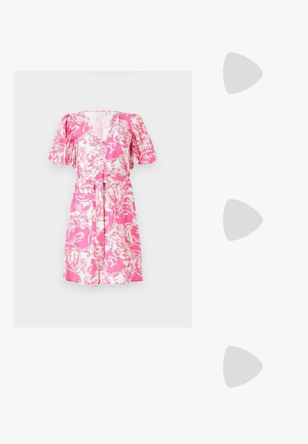 Rochie florală roz cu decolteu în V, mâneci bufante și cordon. Materialul moale prezintă un model floral alb pe un fundal roz.; Pantof cu toc înalt și vârf ascuțit, cu o schemă de culori argintii, aurii și nude. Finisaj lucios cu un design decupat, având un toc stiletto.; Pouch bag metalizat argintiu, cu o formă moale și rotunjită și un închidere de tip nod la partea de sus. Fabricat dintr-un material sintetic din piele netedă.; Cercei din argint cu un design torsadat, având un finisaj lucios și închidere cu tijă. Au un diametru de aproximativ 3 cm.