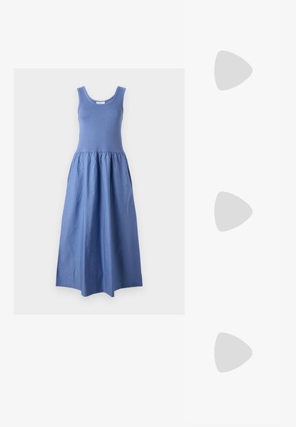 Sleeveless maxi dress in light blue. Fitted top with a round neckline, flowing, gathered skirt made of lightweight fabric.; Black leather ankle boot with a pointed toe and a low block heel, featuring a smooth texture and minimalistic design.; Metallic silver bucket bag with a textured finish, adorned with a silver round handle and drawstring closure, held against light blue jeans.; Silver metallic leather jacket with shearling collar, featuring a zip closure and textured surface. Large teardrop earrings with clear gemstones.