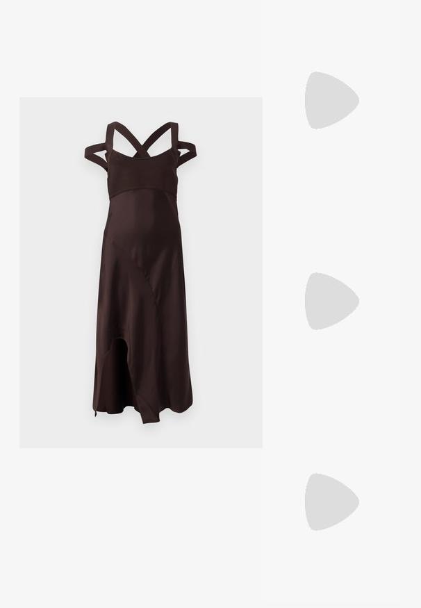 Bruine satijnen jurk met een getailleerde corsage en kruislingende schouderbanden. Heeft een vloeiende, asymmetrische zoom en een soepele, zachte textuur.; Zwart patent slingback hak met een spitse neus, voorzien van een gestructureerde slangenprint, verstelbare band en een korte, gestructureerde blokhak.; Zwarte leren schoudertas met twee vo pockets, gouden gespen, ritsluiting en een smalle band. Tekstuur oppervlak en compacte rechthoekige vorm.; Gouden metalen oorbellen in de vorm van een gebogen, verlengde hoop. Kenmerkend zijn het gladde, glanzende oppervlak en de afgeronde punt voor extra detail.