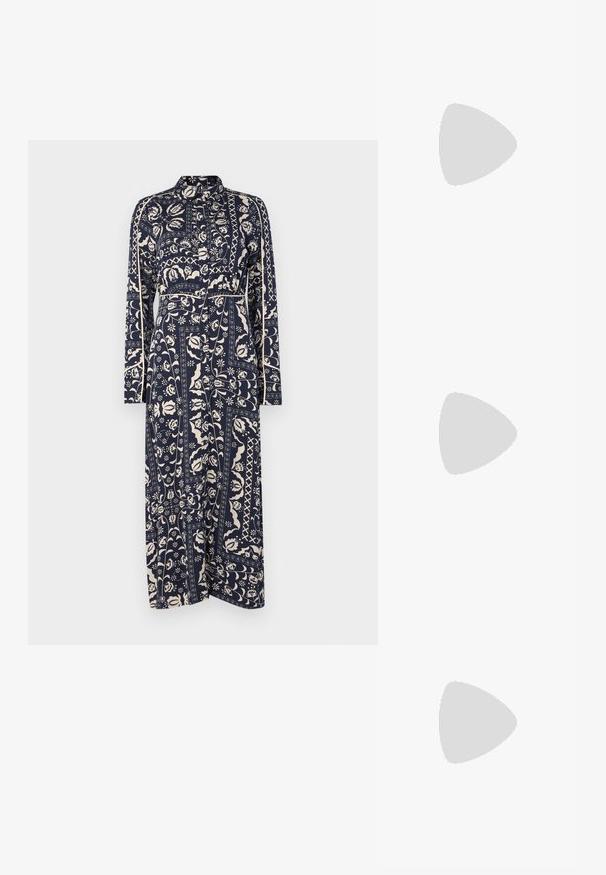 Abito a maniche lunghe di colore blu navy con un motivo floreale e geometrico in crema, dotato di colletto alla cinese e una vita aderente.; Sandali neri con tacco alto e molteplici cinturini incrociati. Materiale liscio, punta appuntita e tacco sottile. Cinturino alla caviglia regolabile con fibbia.; Borsa a pochette metallica argentea con una forma morbida e arrotondata e chiusura superiore annodata. Realizzata in materiale sintetico morbido.; Orecchini a cerchio in argento con un design torciglionato, caratterizzati da una finitura lucida e chiusura a perno. Misurano circa 3 cm di diametro.