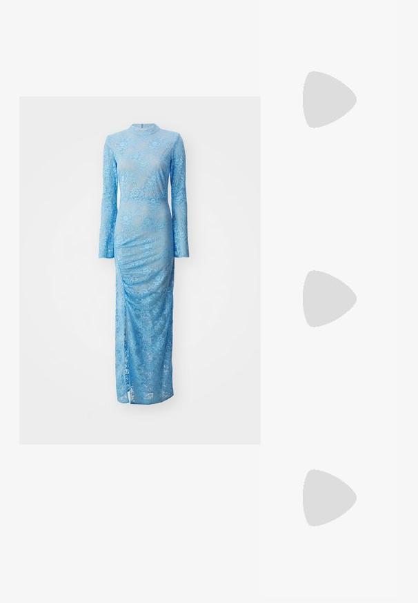 Šviesiai mėlyna nėrinių suknelė su ilgomis rankovėmis ir aukštu kaklu. Suknelė turi prigludusią siluetą ir šoninius plyšius, pabrėžiančius gėlių raštus ir tekstūrą.; Auksiniai, metaliniai slingback aukštakulniai bateliai su smailiu pirštu ir masyviu kulnu. Lygus paviršius, minimalizmo dizainas ir siaura juostelė.; Juodas odinis krepšys su išlenkta forma, nuimamu dirželiu ir auksiniais detalėmis. Krepšys turi kilpą su sagtimi.; Auksinės spalvos žiedas, turintis organišką, sukimosi dizainą su lygiu paviršiumi ir siaurėjančiais galais, sukuriantis modernią skulptūrinę išvaizdą.